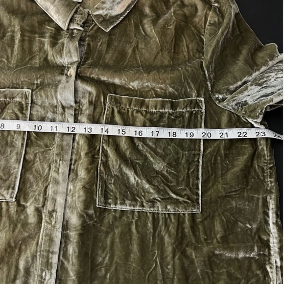 Stunning Hadley shirt by pilcro in a beautiful green-velvet. Nice drape and soft - Picture 6 of 7